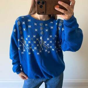 Vintage 80s/90s royal blue crewneck sweatshirt with winter ski graphic
